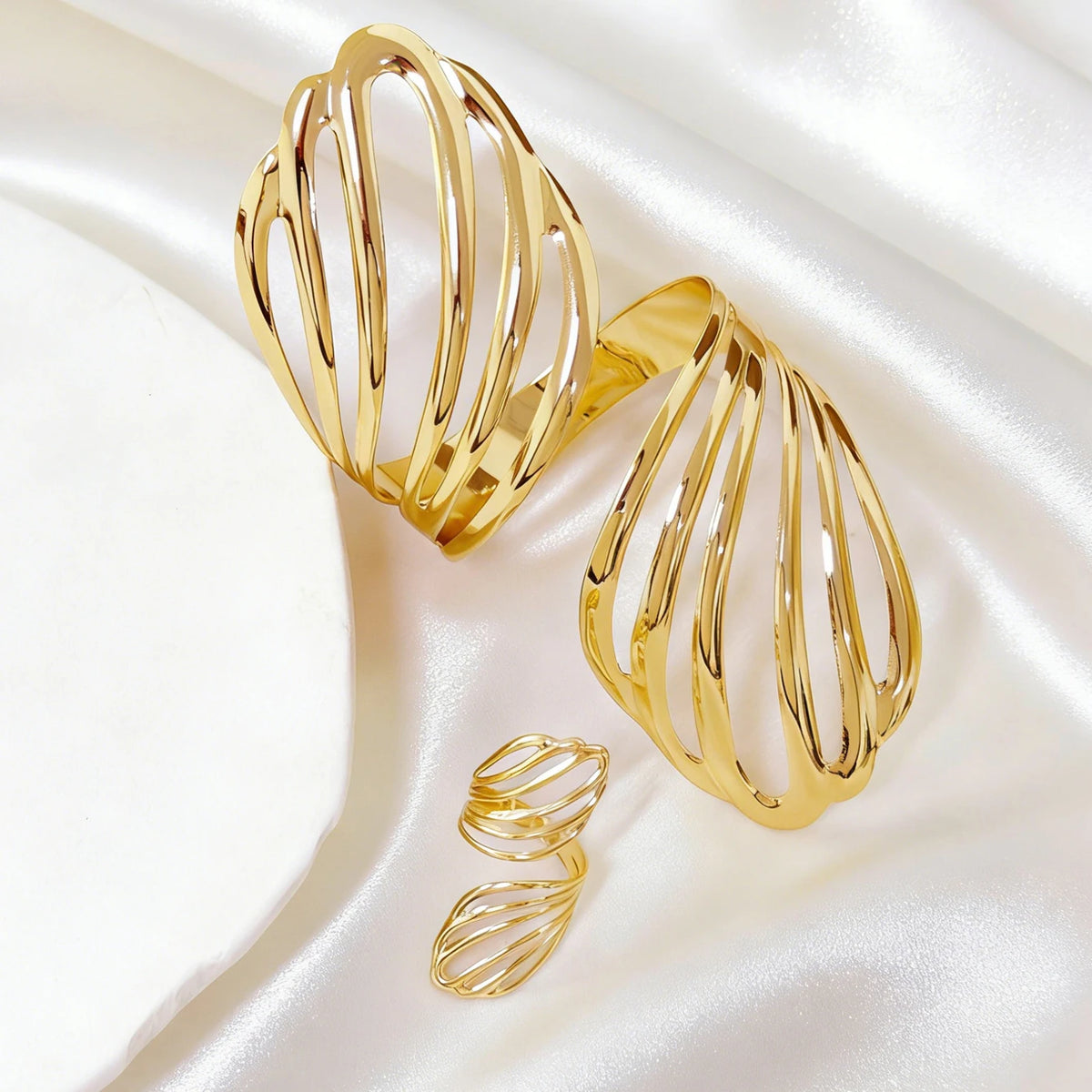 Gold Hollow-Out Wavy Shell Bracelet and Ring Set